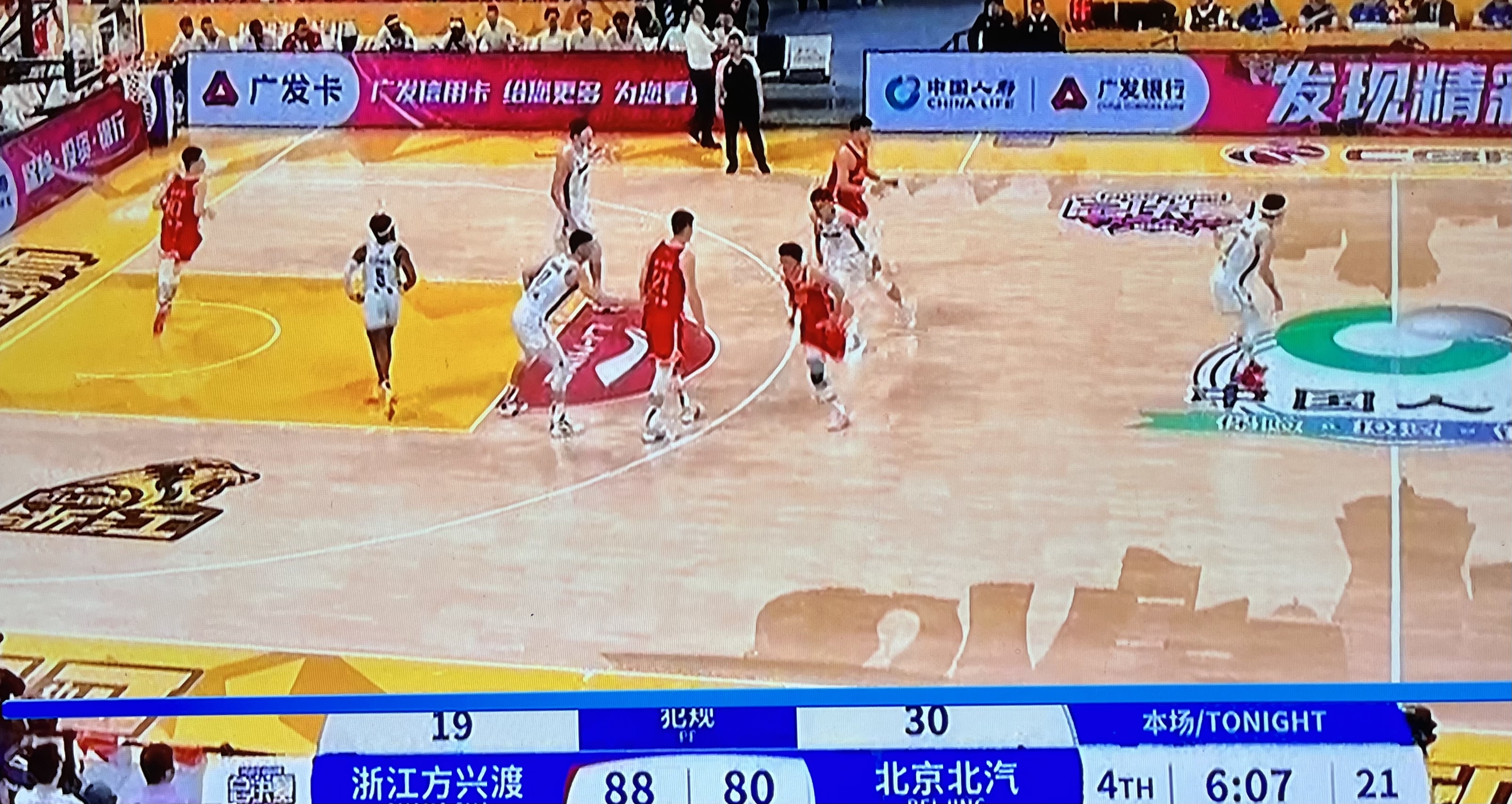 赛场激情对决现场报道，看点频频涌现