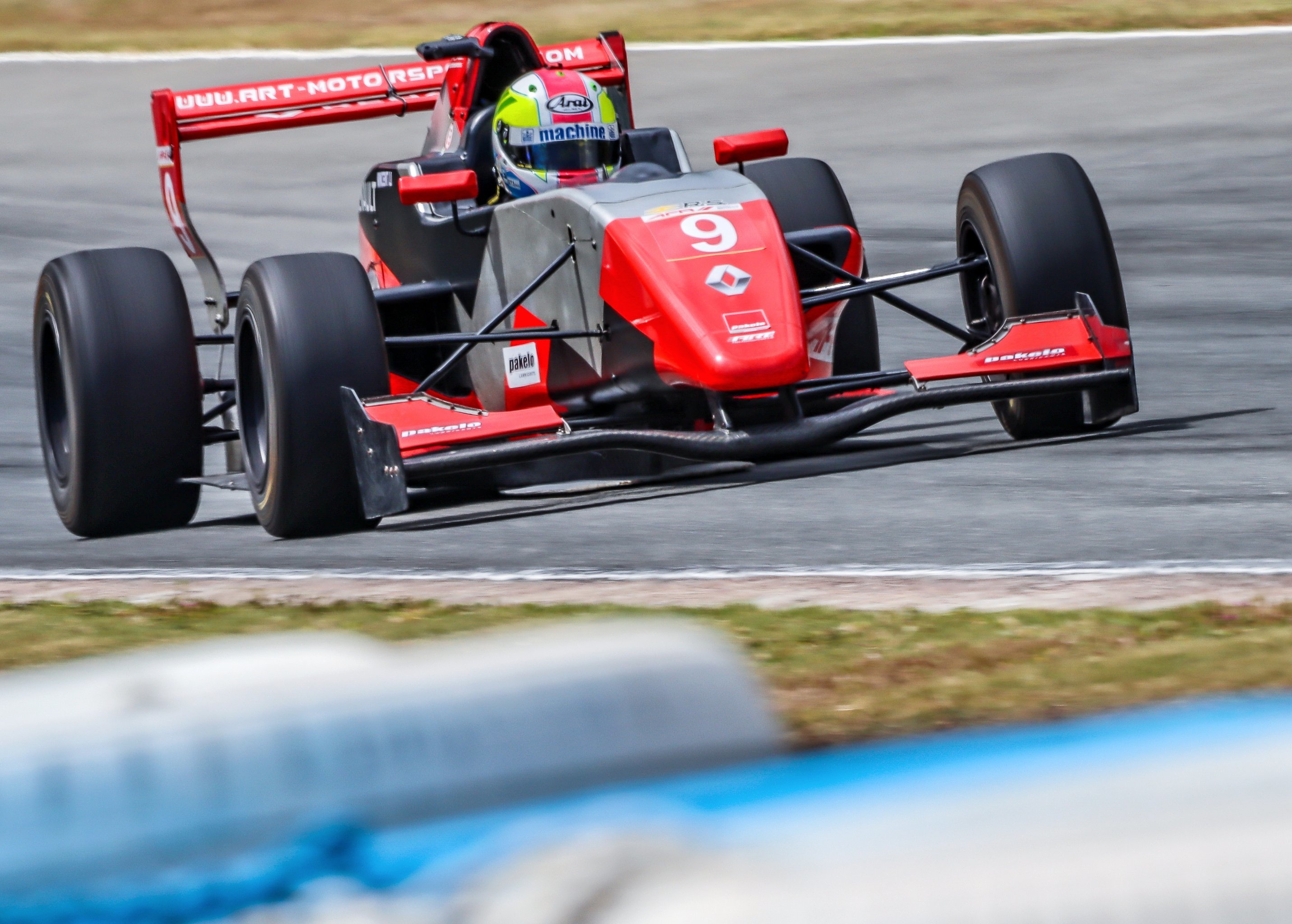 雷诺车队横扫梅赛德斯，皮亚斯特里高光表现的简单介绍