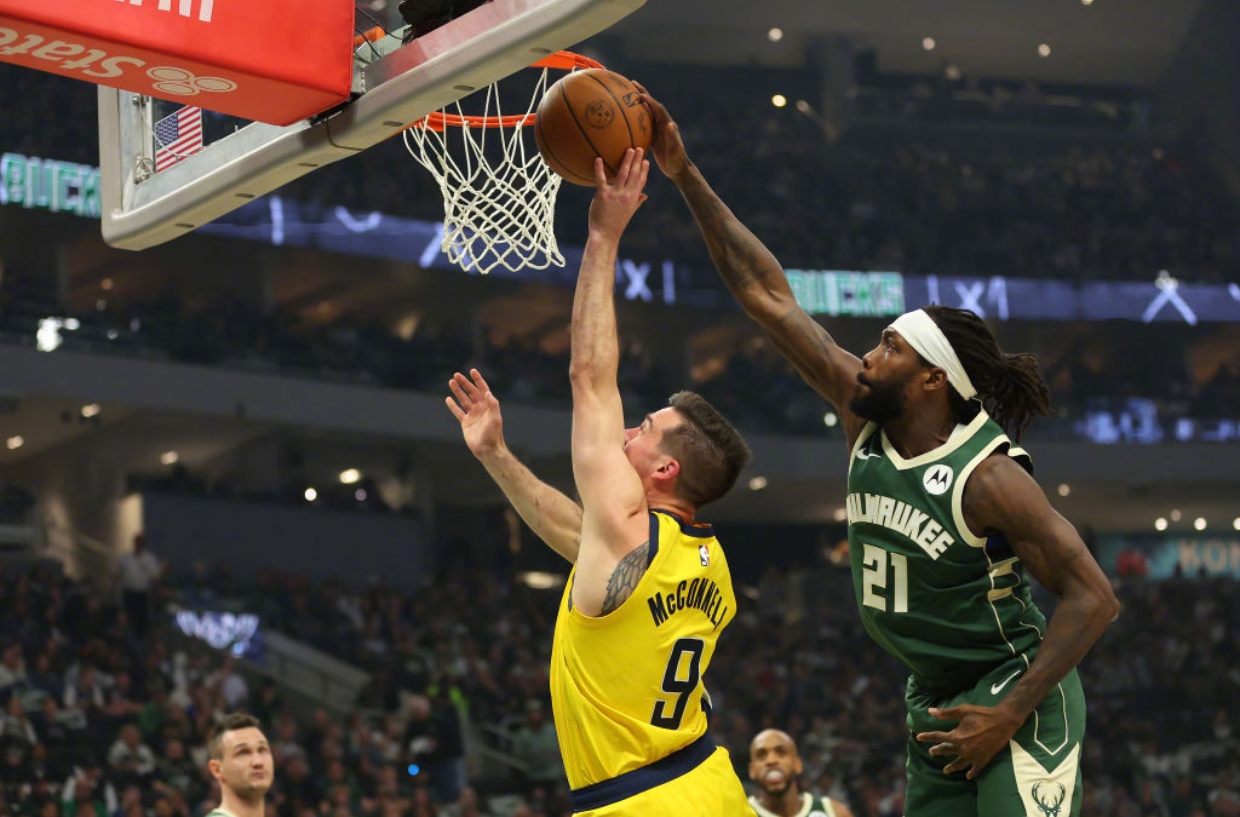 雄鹿队外线射手米德尔顿受伤,球队进攻受挫 雄鹿队外线射手米德尔顿受伤,球队进攻受挫