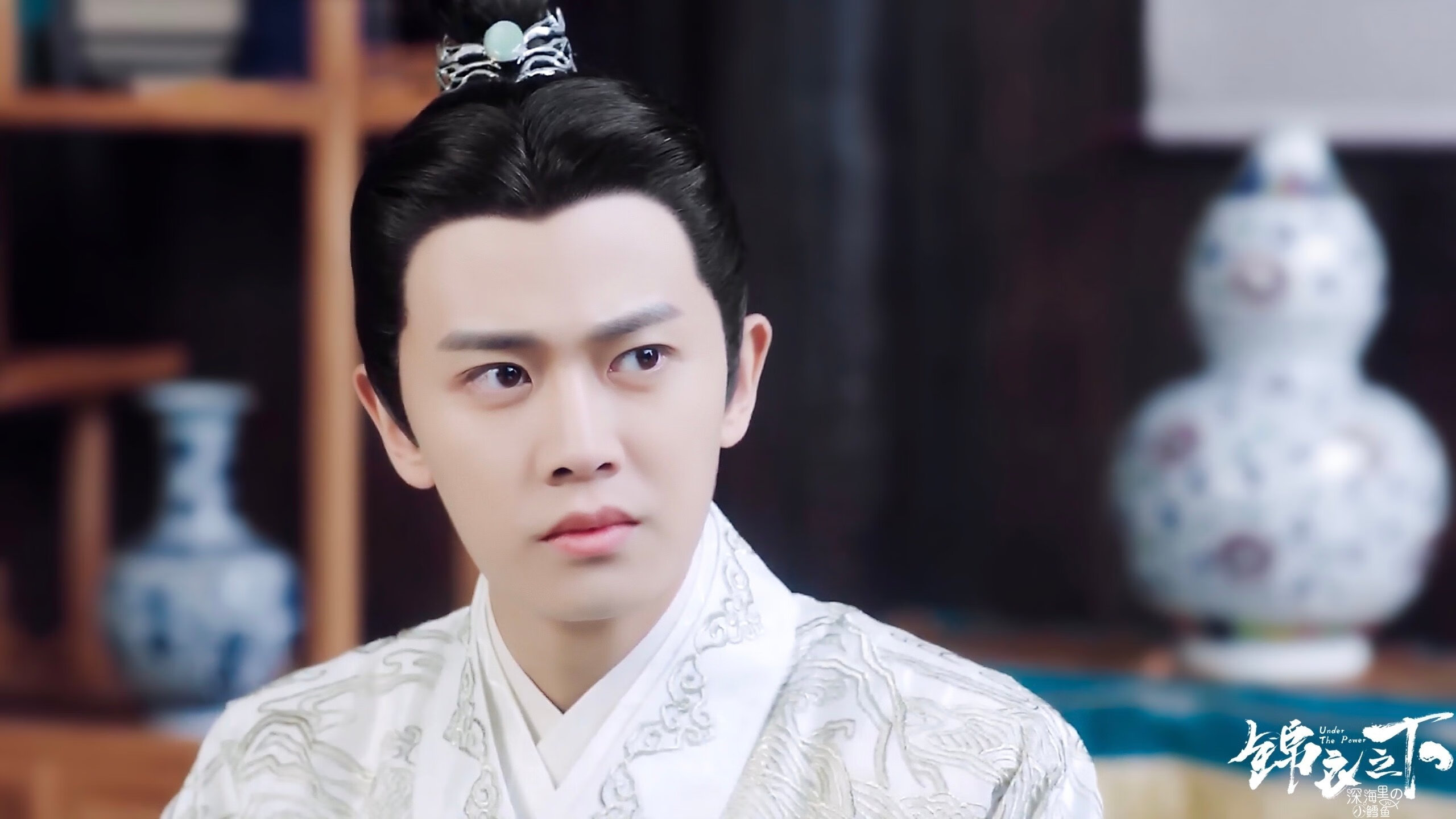 逆流之战,当沙漠雄狮在绿茵场咆哮,瓦砾赛道上的骑士举起冠军之剑