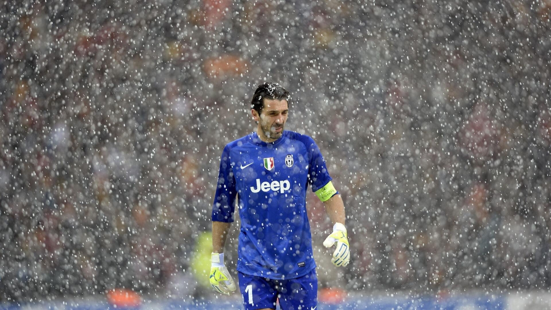 逆流之战,当沙漠雄狮在绿茵场咆哮,瓦砾赛道上的骑士举起冠军之剑